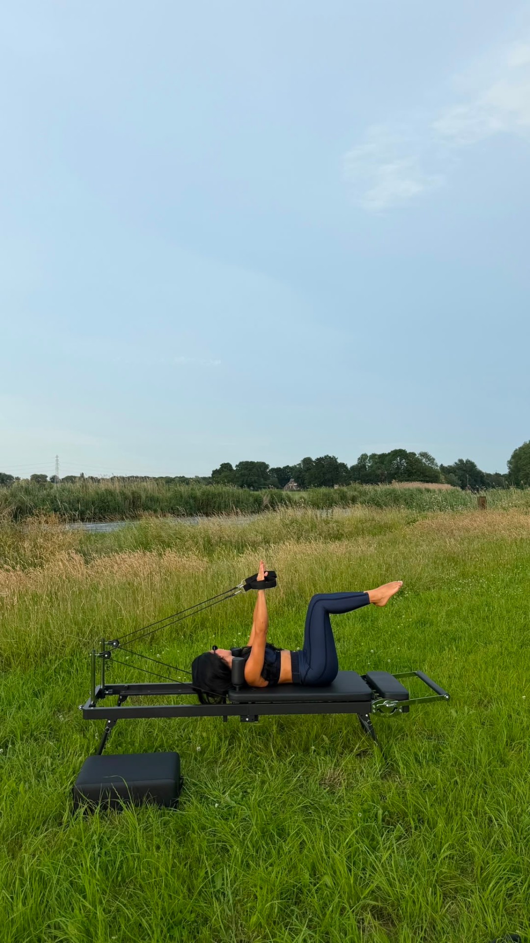 Reformer pilates buiten in een grasveld