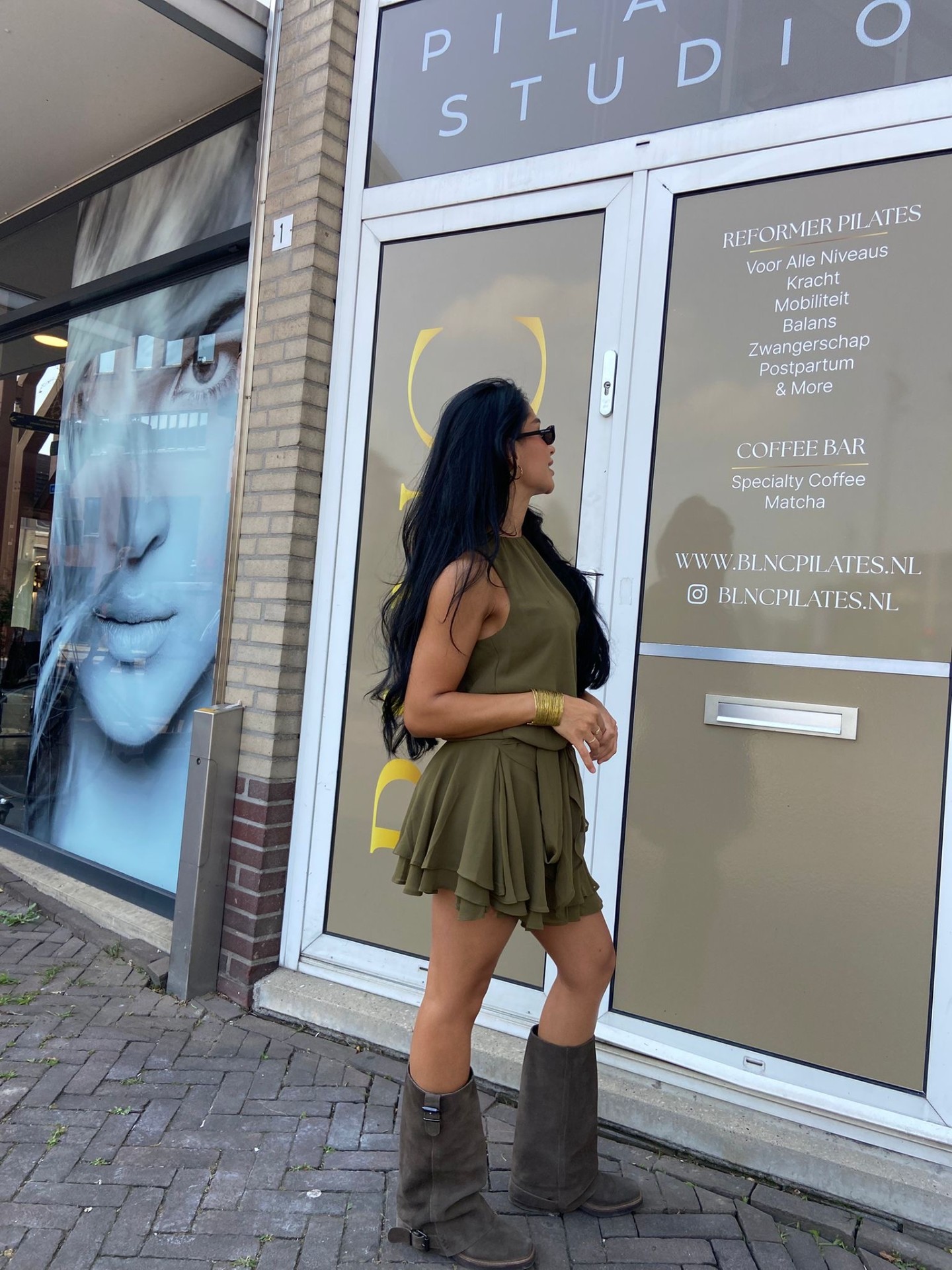 Bezoeker voor de etalage van BLNC Pilates Studio in Doetinchem