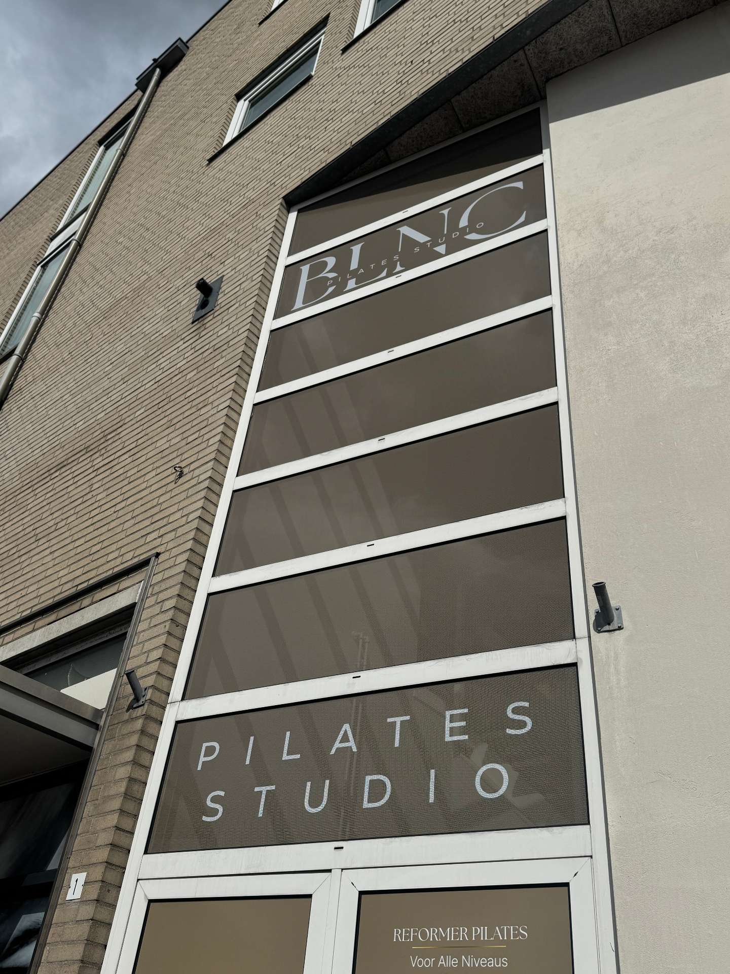 Gevel van BLNC Pilates Studio met logo en raampartij