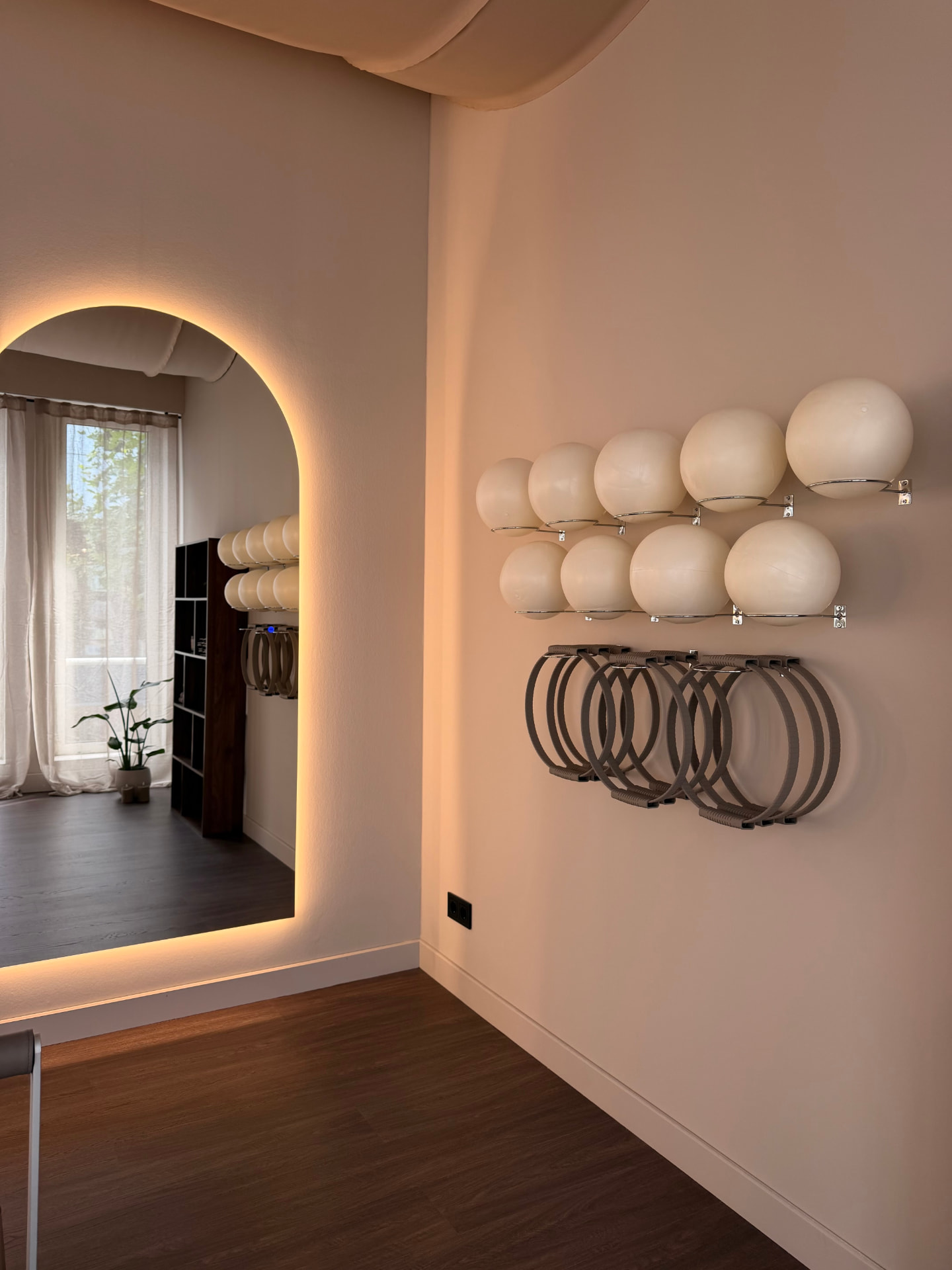 Pilates-ballen en rings aan de muur van de studio